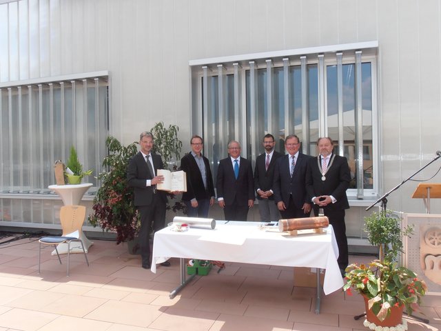 Glücklich über den gelungenen Abschluss des Großprojekts: 
von links: Markus Lorenz, Stadtbauamt Miltenberg, Martin Bez, Architekt Bez+Kock, Regierungspräsident Dr. Eugen Ehmann, Landrat Jens Marco Scherf, Bezirkstagspräsident Erwin Dotzel und Miltenbergs Bürgermeister Helmut Demel