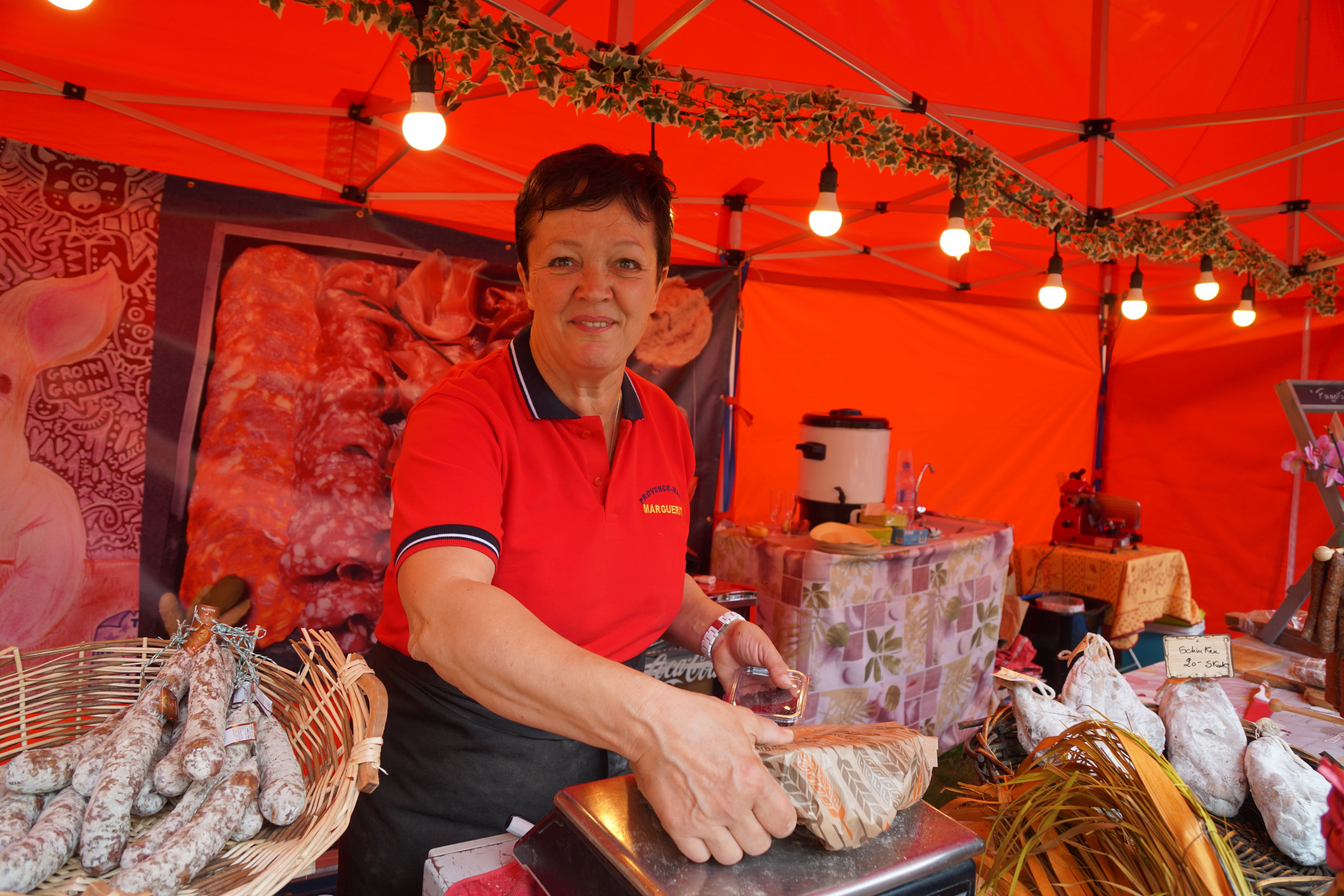 "Bon appétit!" - das wünschten die sympathischen Händlerinnen und Händer, beispielsweise aus der Provence-Region ihren deutschen Kunden beim Verkauf von Wein, Käse, Wurstwaren, Brot und Gebäck sowie weiteren Spezialitäten.