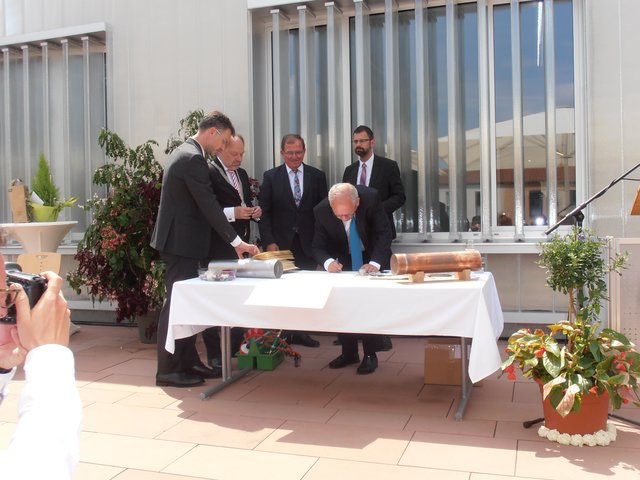 Dr. Eugen Ehmann und Erwin Dotzel unterschreiben die Urkunde und tragen sich ins goldene Buch der Stadt Miltenberg ein