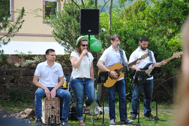 Die Feierstunde und das anschließende Fest wurden von der Gruppe „Schmitti and friends“ musikalisch gestaltet.  | Foto: Andrea Kaller-Fichtmüller