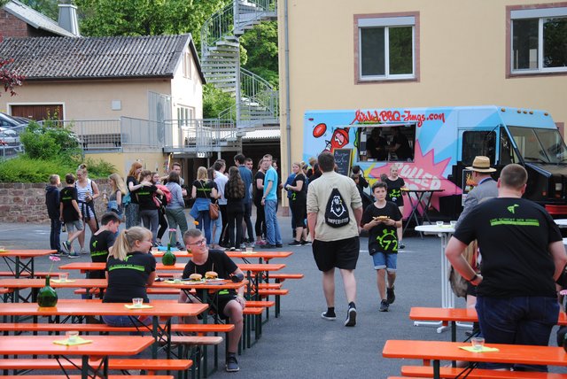 Ein Food-Truck verköstigte die Kinder und Jugendlichen mit leckerem Essen als Dank für ihren Einsatz.  | Foto: Andrea Kaller-Fichtmüller