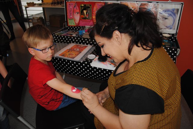 Beim Kinderschminken. | Foto: Andrea Kaller-Fichtmüller