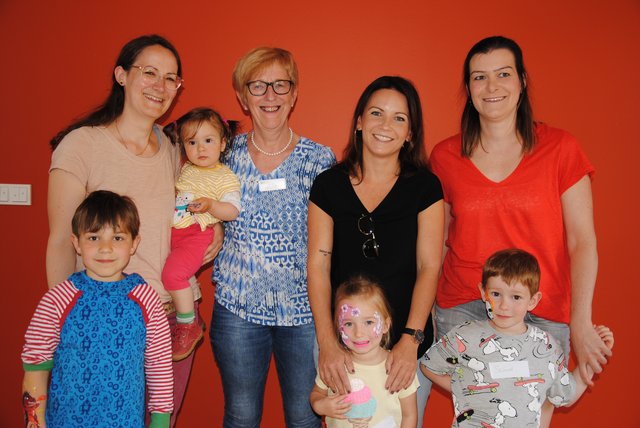 Katharina Nuß mit Tochter Elsa und Sohn Levi, Rita Weis, Stationsleiterin der Babyfreundlichen Geburtsklinik und examinierte Still- und Laktationsberaterin (IBCLC), Yvonne Fischer mit Tochter Elina und Natascha Dölger mit Sohn Samuel (von links). | Foto: Andrea Kaller-Fichtmüller