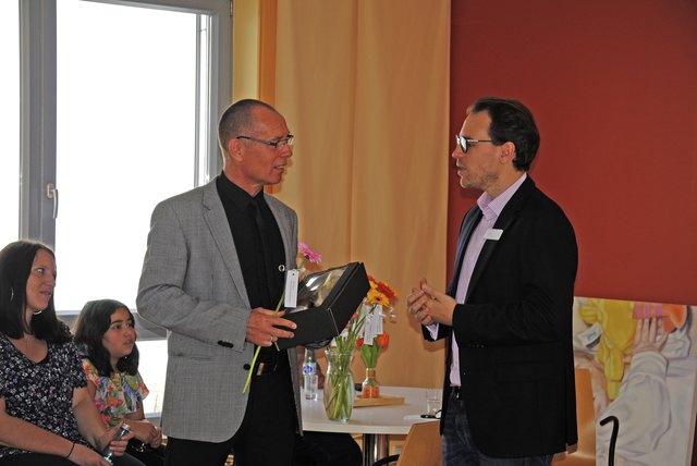 Klinikgeschäftsführer Sven Axt (rechts) bedankt sich bei Chefarzt Dr. med. Jan Kemnitz mit einem Präsent. | Foto: Andrea Kaller-Fichtmüller