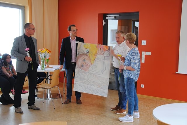 Pflegedirektor Heiko Basch überreicht ein von seiner Schwester gemaltes Bild. | Foto: Andrea Kaller-Fichtmüller