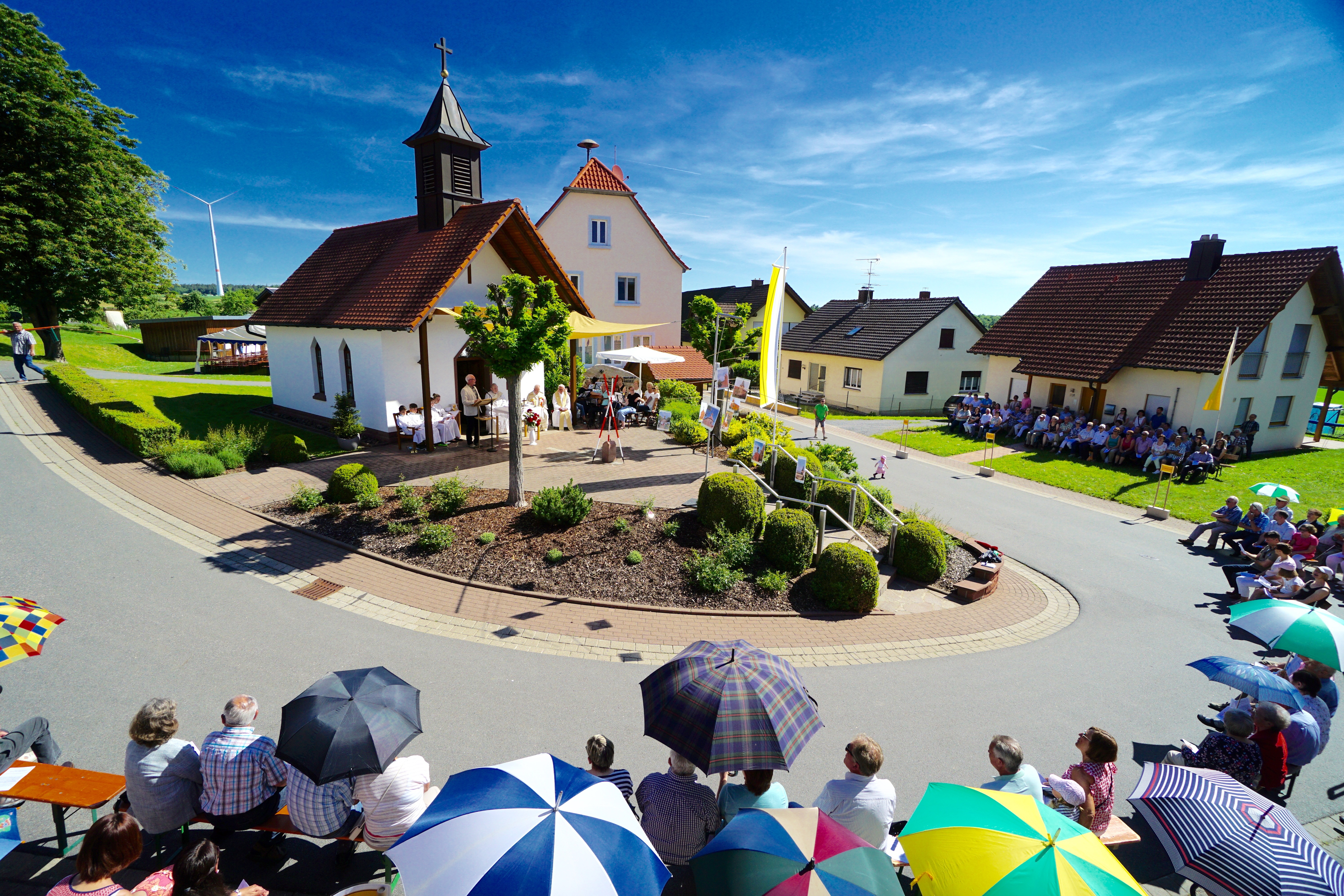 Die Marienkapelle in Eichenbühl-Windischbuchen war das Ziel eines gemeinsamen Gottesdienstes in der Pfarreiengemeinschaft St. Antonius Erftal und Höhen am Sonntag, dem 2. Juni 2019.