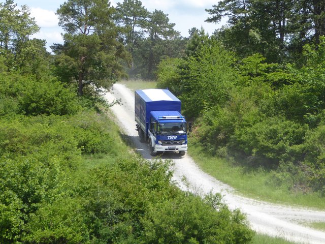 Ein THW-Mehrzweckkraftwagen beim Herabfahren des Steilhangs. | Foto: THW Miltenberg
