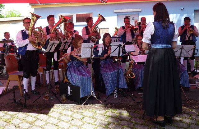 Odenwälder Trachtenkapelle Wenschdorf-Monbrunn beim Vatertagsfest des Musikvereins Germania Bürgstadt