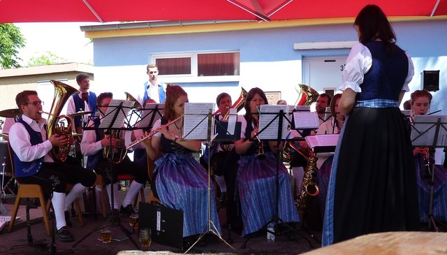 Odenwälder Trachtenkapelle Wenschdorf-Monbrunn beim Vatertagsfest des Musikvereins Germania Bürgstadt