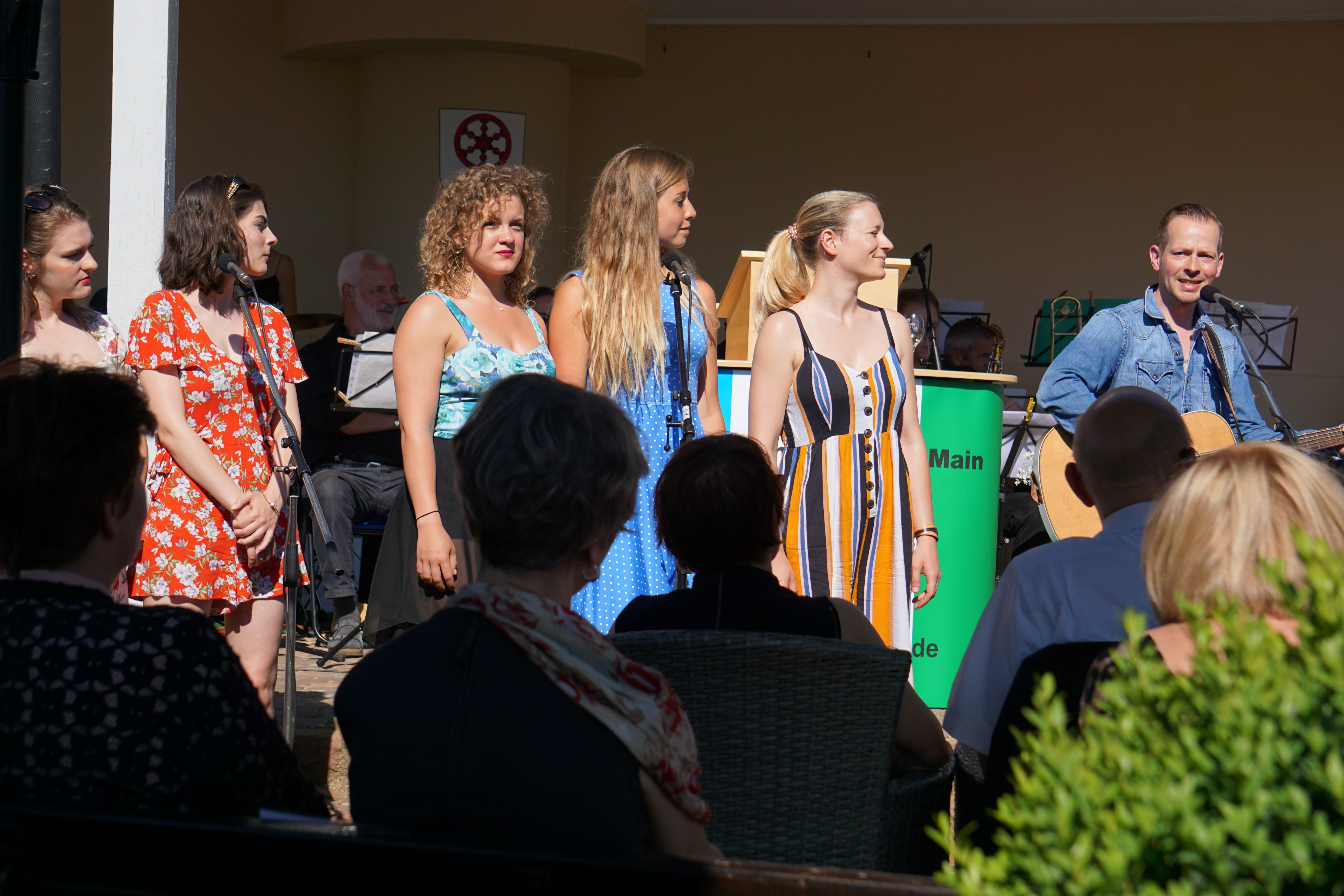 Gesangseinlagen der Ensemblemitglieder bei der Eröffnungsfeier zu den 26. Clingenburg-Festspielen im Klingenberger Rosengarten.