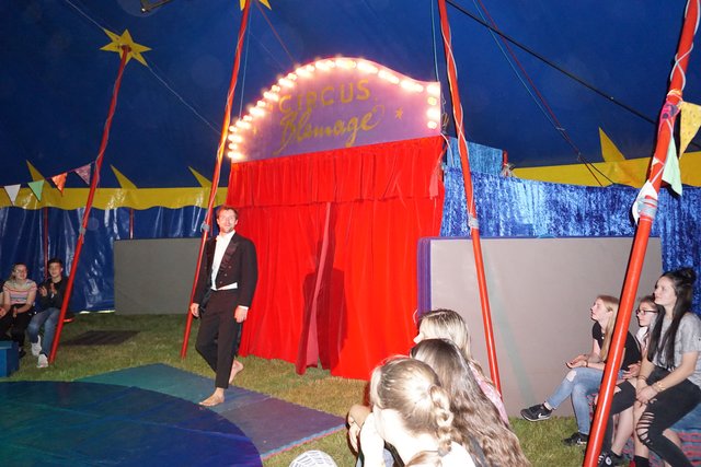 Teamervorstellung im Circuszelt.