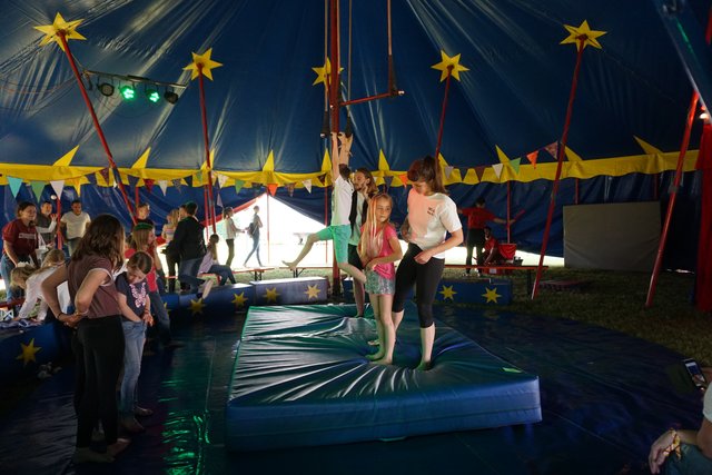 Schnuppertraining im Circuszelt.