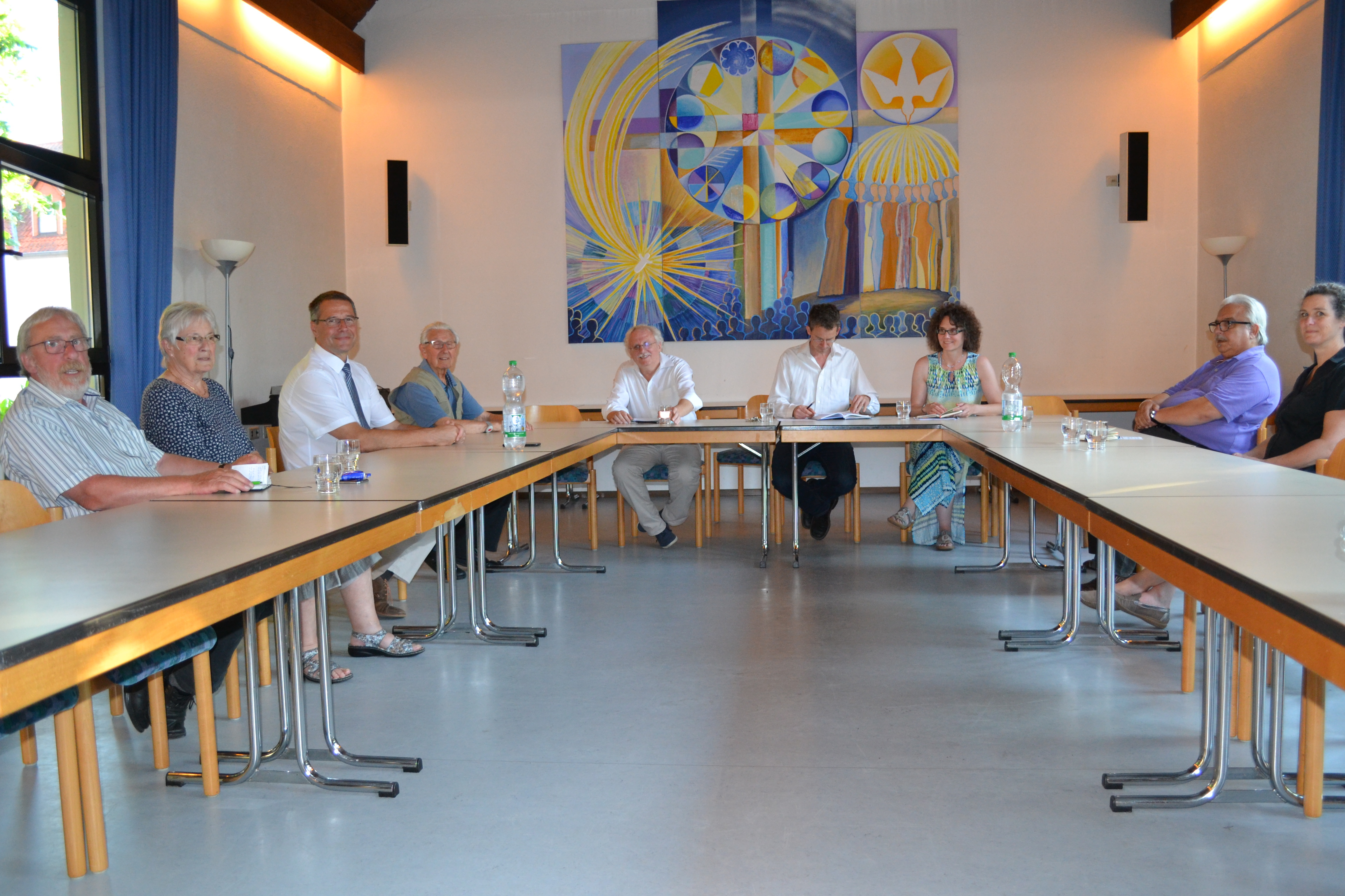von links nach rechts:
Herr Zimmermann, Frau Danninger, Bürgermeister Stefan Danninger, Herr Beckert, Kassier Jürgen Gunkelmann, 1. Vorsitzender Pfarrer Sebastian Geisslinger, 2. Vorsitzende Pastoralreferentin Kerstin Gerlach, Kassenprüfer Michael Böhme, Frau Gunkelmann