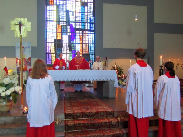 v. l. Diakon Höfer, Pfarrer Jarosch und Richard Klotz am Altar  | Foto: Friedrich Frank