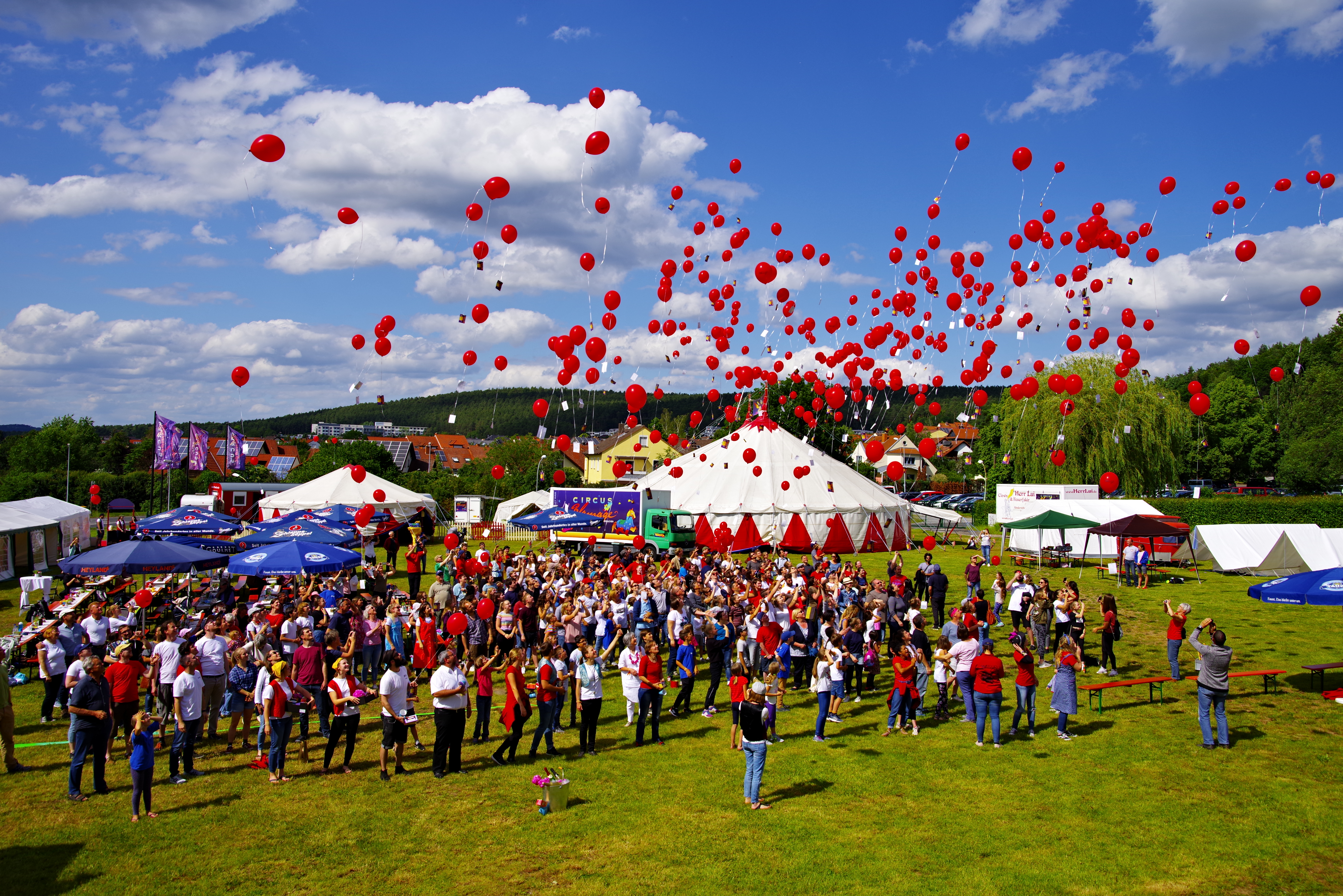 Jetzt fliegen sie, die Luftballons - zur Jubiläumsfeier!