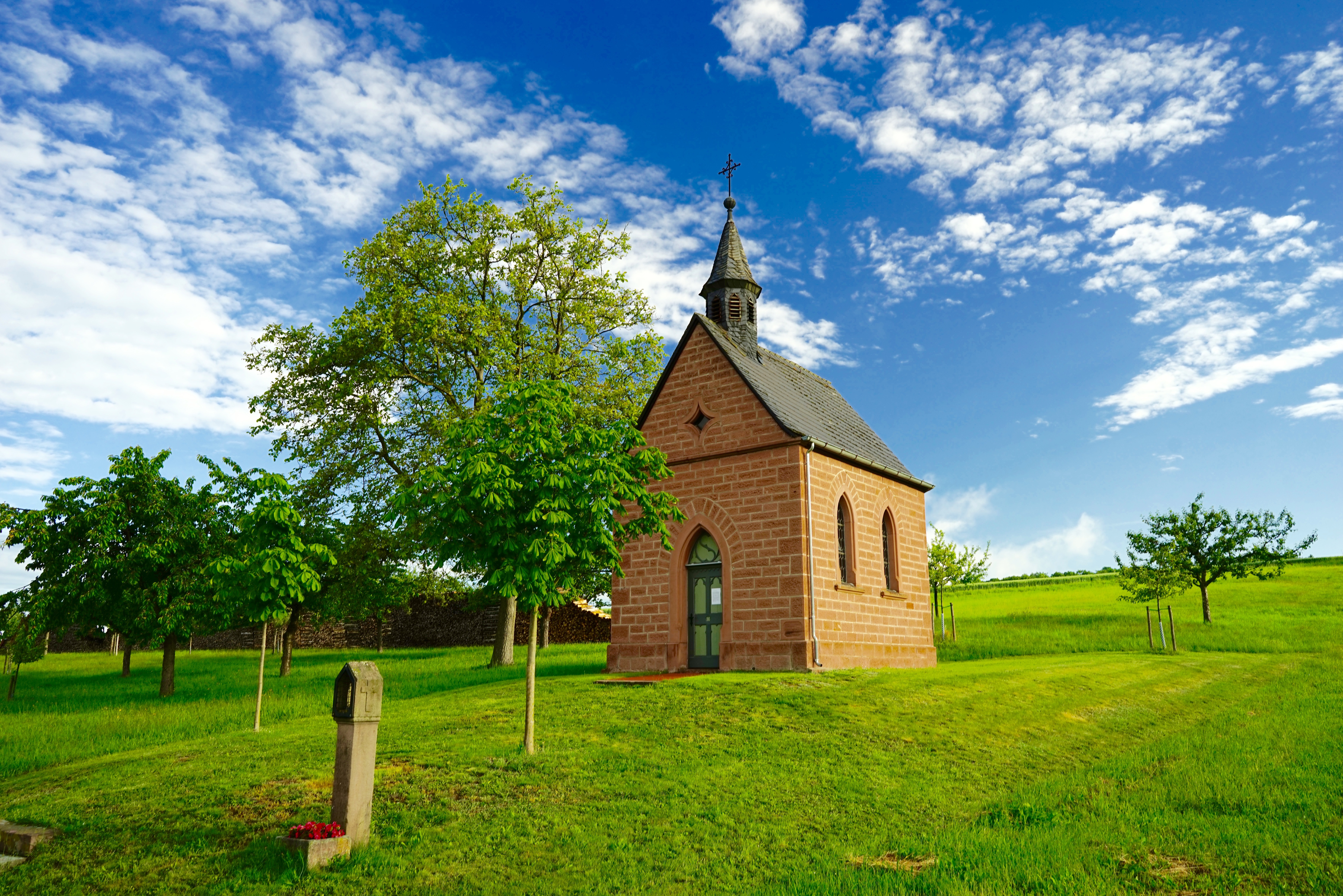 "Droben stehet die Kapelle ..." - so beginnt ein bekanntes Gedicht von Ludwig Uhland. Diese Kapelle steht in Miltenberg-Monbrunn im Odenwald und wurde mitten im Ersten Weltkrieg (1916) errichtet. Heute ist das religöse Kleinod frommes Ziel von Andachten und eine beliebte Haltestation von Walldürn-Wallfahrern, die demnächst wieder hier vorbeikommen. Gesehen am Pfingstmontag 2019. Foto Roland Schönmüller.