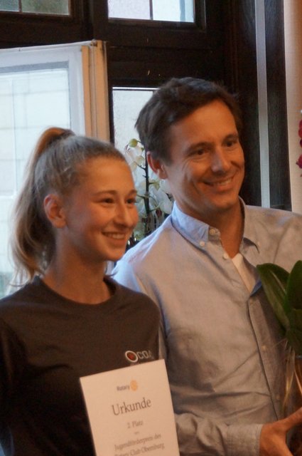 Lina Ballmann und Jörg Giegerich vom Julius-Echter-Gymnasium Elsenfeld. | Foto: Miriam Weitz