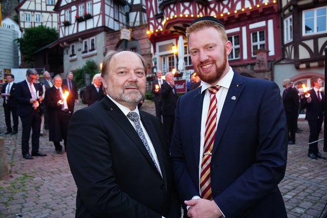 Bürgermeister Helmut Demel  (links)  lobte die 100-jährige Verbundenheit und Tradition mit der Stadt. Der Vorsitzende des Miltenberger Rings Thomas Frenzel (rechts) dankte für die bewährte Gastfreundschaft und Zusammenarbeit. 