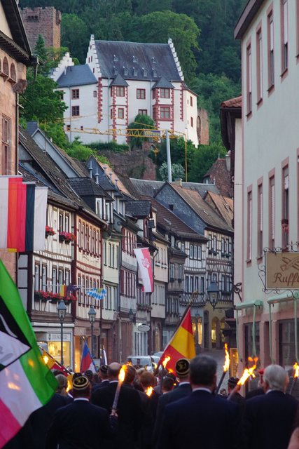 Imposanter Fackelzug durch die Altstadt zum Marktplatz