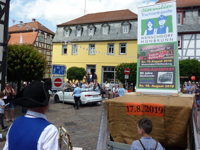 Odenwälder Trachtenkapelle Wenschdorf-Monbrunn beim Blumenkorso am 16. Juni 2019 in Michelstadt