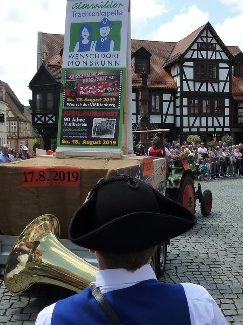Odenwälder Trachtenkapelle Wenschdorf-Monbrunn beim Blumenkorso am 16. Juni 2019 in Michelstadt