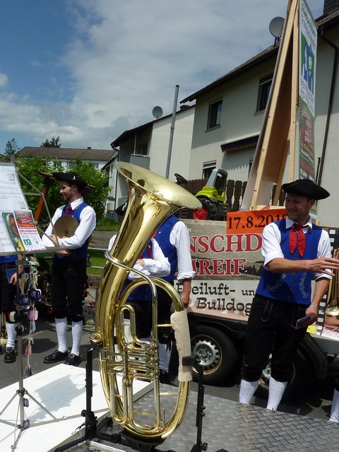 Odenwälder Trachtenkapelle Wenschdorf-Monbrunn beim Blumenkorso am 16. Juni 2019 in Michelstadt