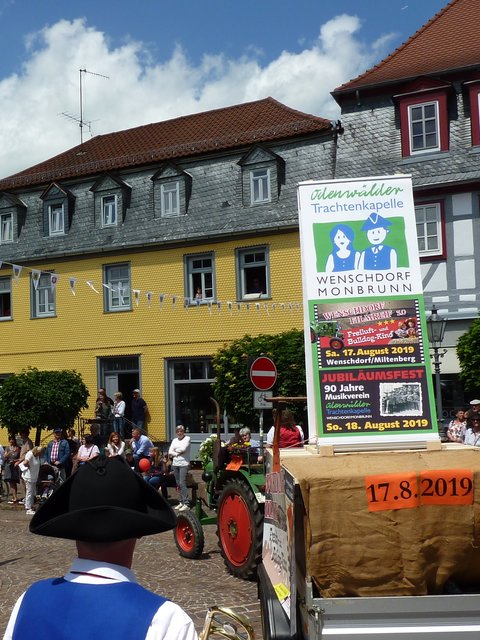 Odenwälder Trachtenkapelle Wenschdorf-Monbrunn beim Blumenkorso am 16. Juni 2019 in Michelstadt