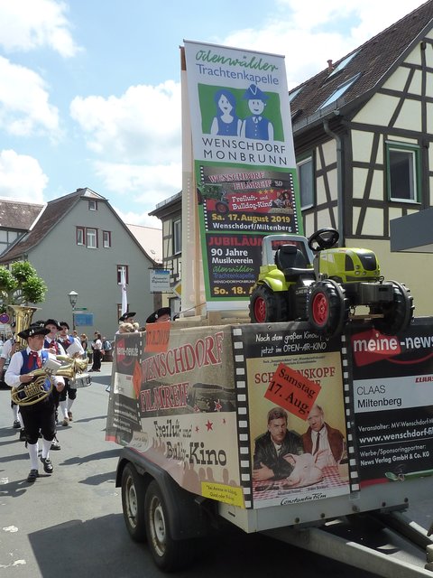 Odenwälder Trachtenkapelle Wenschdorf-Monbrunn beim Blumenkorso am 16. Juni 2019 in Michelstadt