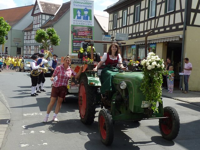 Odenwälder Trachtenkapelle Wenschdorf-Monbrunn beim Blumenkorso am 16. Juni 2019 in Michelstadt