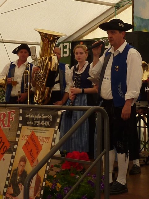 Geburtstagsständchen der Odenwälder Trachtenkapelle Wenschdorf-Monbrunn zum 135. Geburtstag der Freiwilligen Feuerwehr Gönz