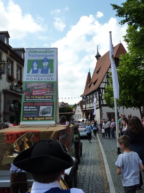 Odenwälder Trachtenkapelle Wenschdorf-Monbrunn beim Blumenkorso am 16. Juni 2019 in Michelstadt