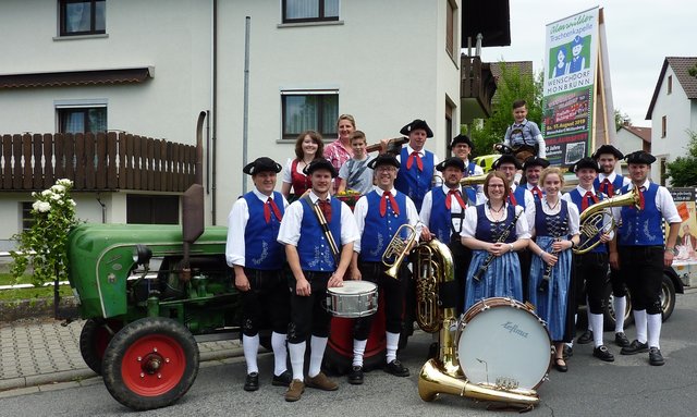 Odenwälder Trachtenkapelle Wenschdorf-Monbrunn beim Blumenkorso am 16. Juni 2019 in Michelstadt