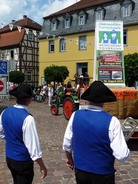 Odenwälder Trachtenkapelle Wenschdorf-Monbrunn beim Blumenkorso am 16. Juni 2019 in Michelstadt