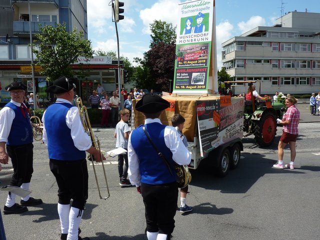 Odenwälder Trachtenkapelle Wenschdorf-Monbrunn beim Blumenkorso am 16. Juni 2019 in Michelstadt