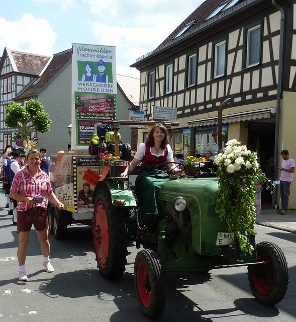 Odenwälder Trachtenkapelle Wenschdorf-Monbrunn beim Blumenkorso am 16. Juni 2019 in Michelstadt