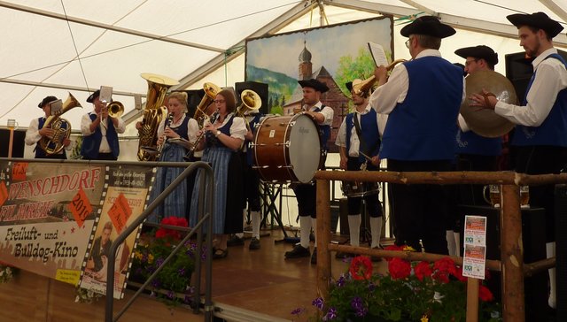 Geburtstagsständchen der Odenwälder Trachtenkapelle Wenschdorf-Monbrunn zum 135. Geburtstag der Freiwilligen Feuerwehr Gönz