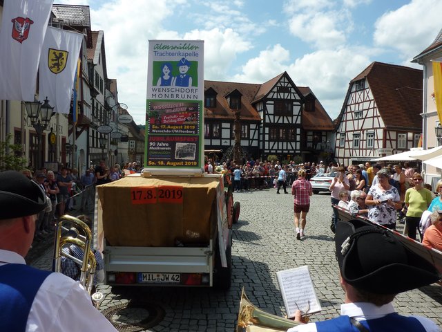 Odenwälder Trachtenkapelle Wenschdorf-Monbrunn beim Blumenkorso am 16. Juni 2019 in Michelstadt