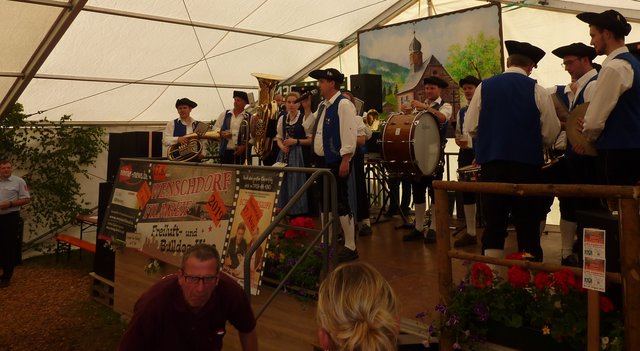 Geburtstagsständchen der Odenwälder Trachtenkapelle Wenschdorf-Monbrunn zum 135. Geburtstag der Freiwilligen Feuerwehr Gönz