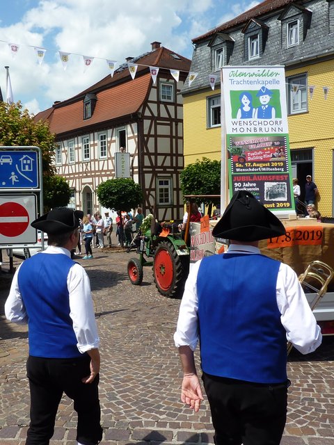 Odenwälder Trachtenkapelle Wenschdorf-Monbrunn beim Blumenkorso am 16. Juni 2019 in Michelstadt