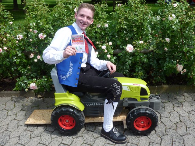 Odenwälder Trachtenkapelle Wenschdorf-Monbrunn beim Blumenkorso am 16. Juni 2019 in Michelstadt