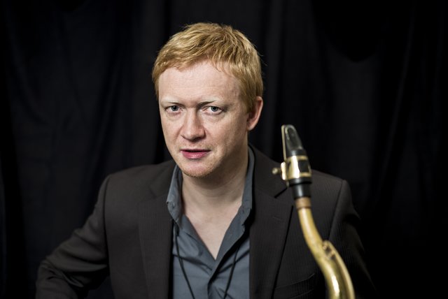 Als Gast stößt der Saxophonist Steffen Weber zu beiden Formationen. Gesamtleitung: Peter Linhart.