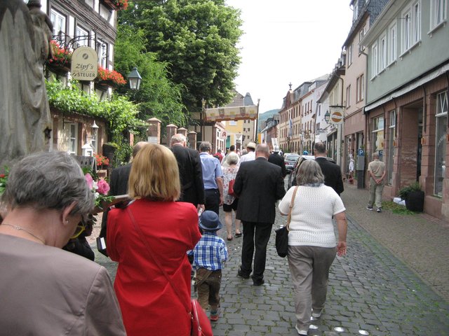 Fronleichnamsprozession zum 2. Altar durch die Hauptstraße | Foto: Nina Reuling