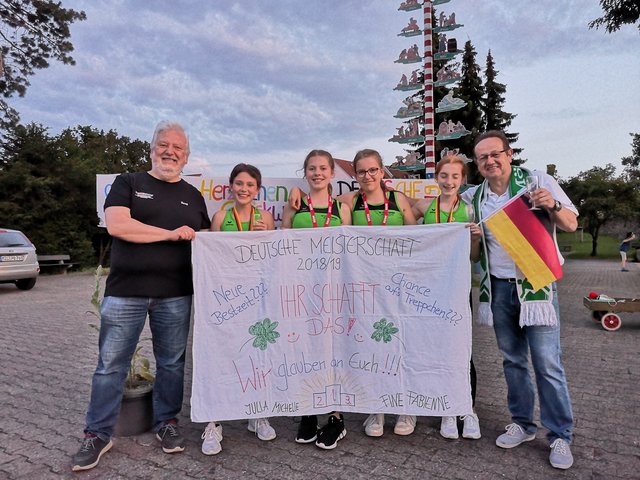 von links: Bernd Miltenberger (Abteilungsleiter Radsport); Anna-Lena Stapf, Michelle Hagel, Julia Heinrich, Fabienne Becker, Martin Roob (Vorstandssprecher), es fehlt: Fine Ackermann | Foto: VfL Mönchberg