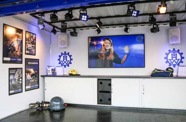 Technische Ausstattung des Containers mit professioneller Bühnentechnik.