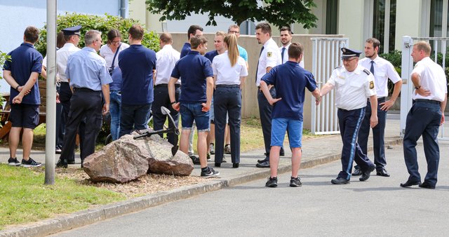 Die ersten Gäste treffen ein.
