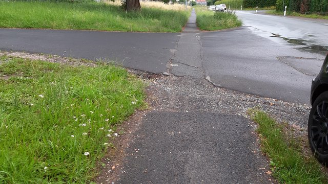 Der Gehweg nach Leider: schräg, eng, mit Stolperfallen - nichts für Rolli-Fahrer