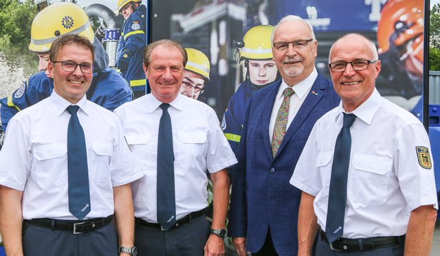 Andre Stark (stellv. Ortsbeauftragter des THW Obernburg), Gerd Friedsam (Vizepräsident der Bundesanstalt Technisches Hilfswerk), Wolfgang Zöller (MdB a. D. und 1. Vorsitzender der THW Helfervereinigung e. V.) und Joachim Stark (Ortsbeauftragter des THW Obernburg)
