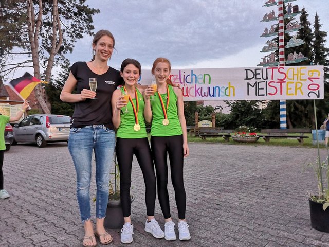Die Deutschen Meister: Anna-Lena Stapf und Fabienne Becker mit Ihrer Trainerin Anabell Fries | Foto: VfL Mönchberg