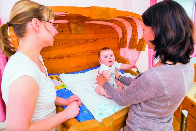 Nach der Geburt steht die Hebamme der jungen Mutter und ihrem Baby mit Rat und Tat zur Seite.  | Foto: Fotolia