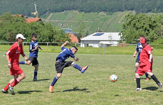 Trotz großer Hitze spielten fünf Teams mit großem Einsatz Fußball. 